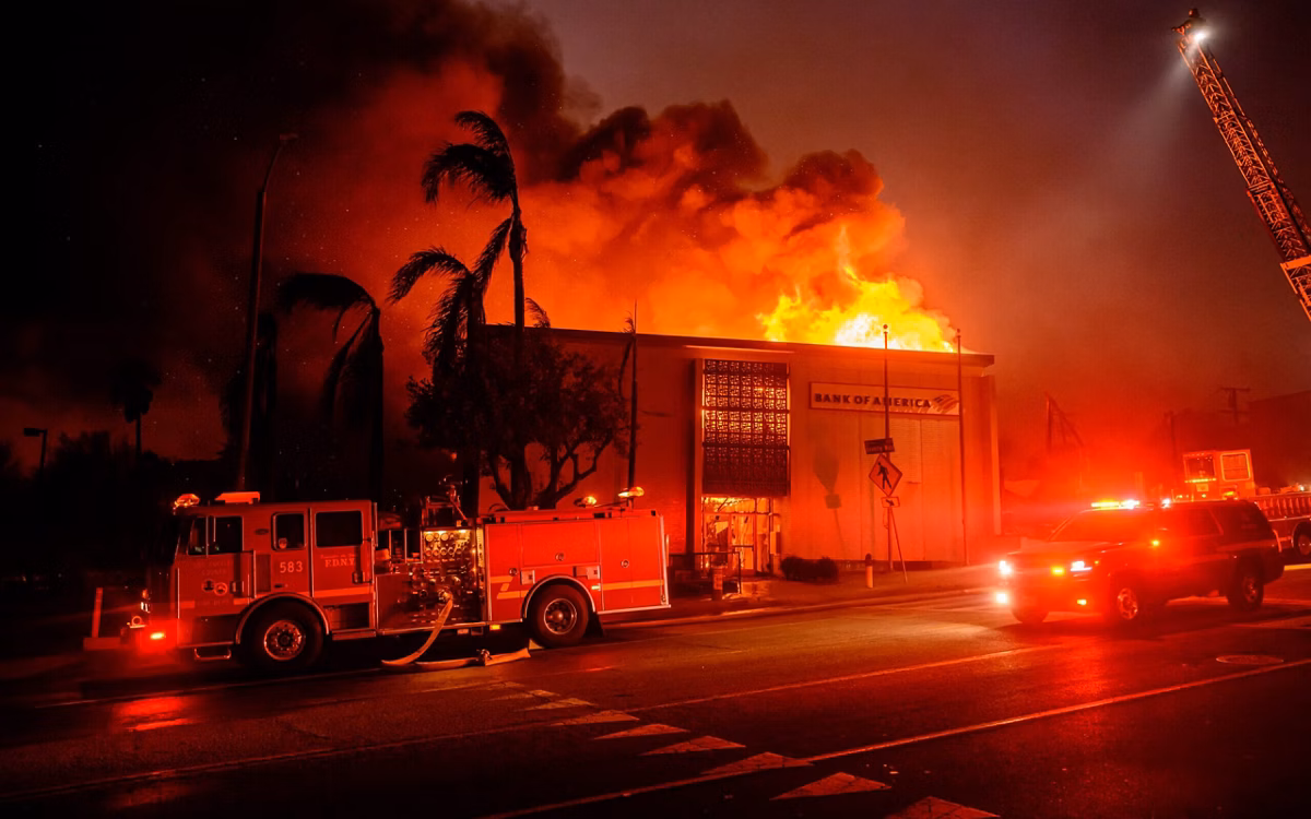 Novo incêndio na região de Los Angeles provoca milhares de ordens de retirada