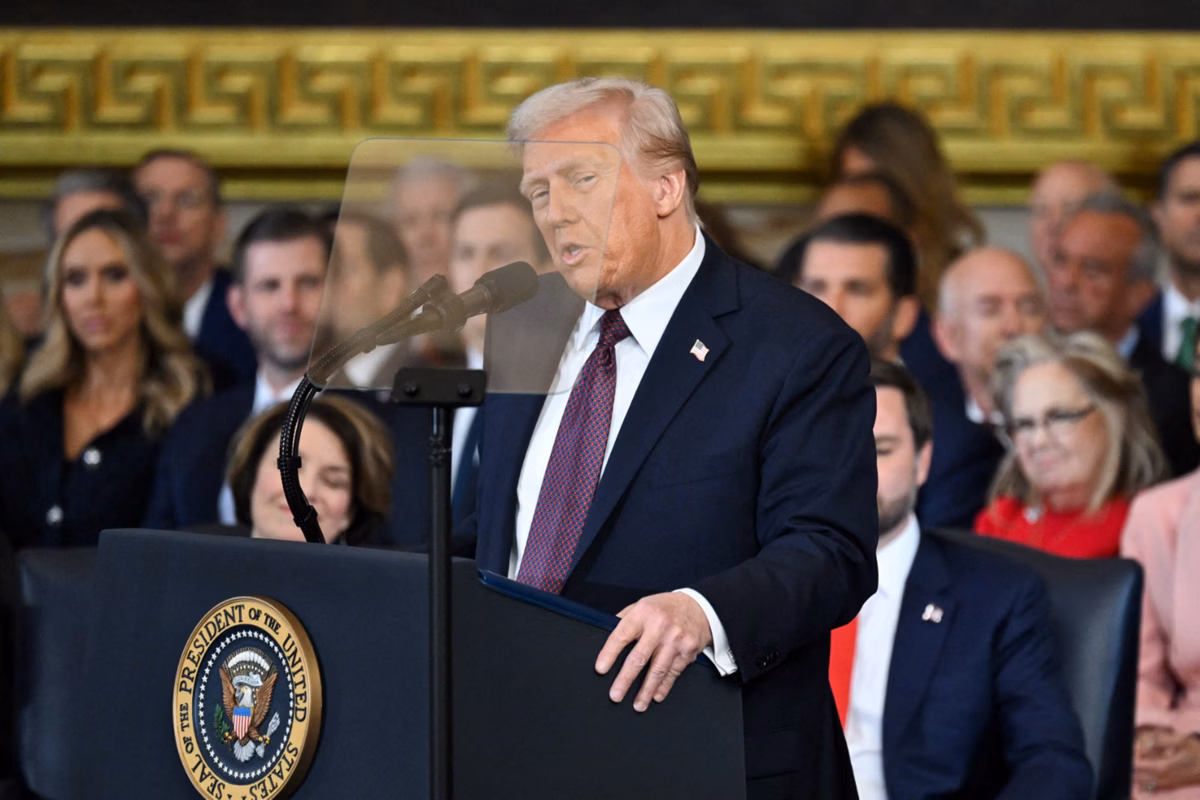 Justiça bloqueia ordem de Trump que restringia cidadania para crianças nascidas nos EUA