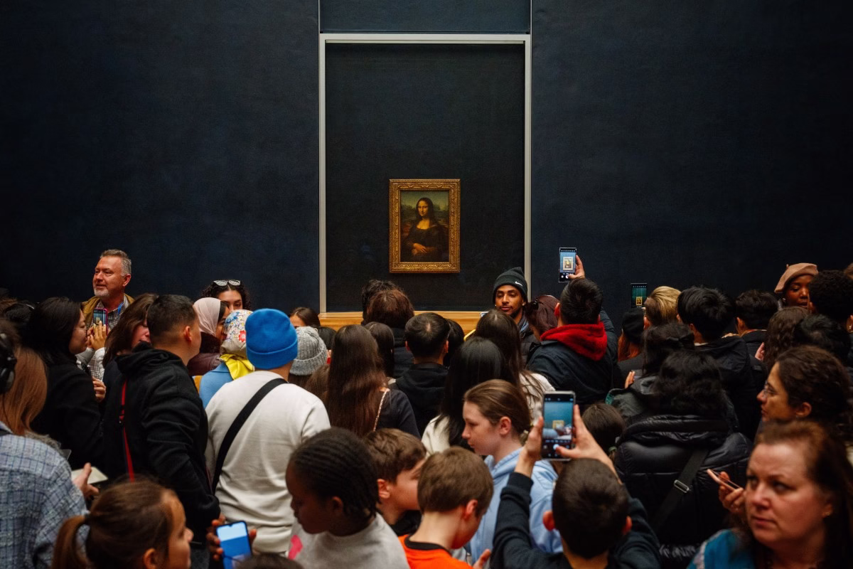 Após denúncia de deterioração no Louvre, Macron anunciará ações no museu