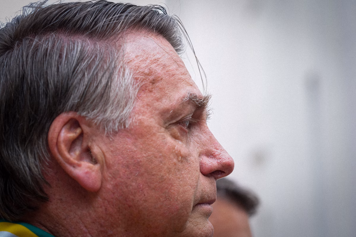 Bolsonaro chora no aeroporto por ser impedido de ir à posse de Trump