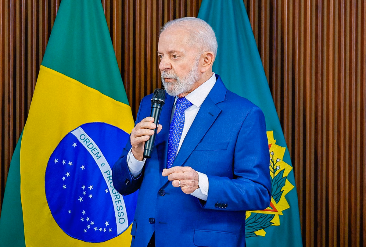 Lula convoca ministros para reunião sobre deportações de brasileiros dos EUA
