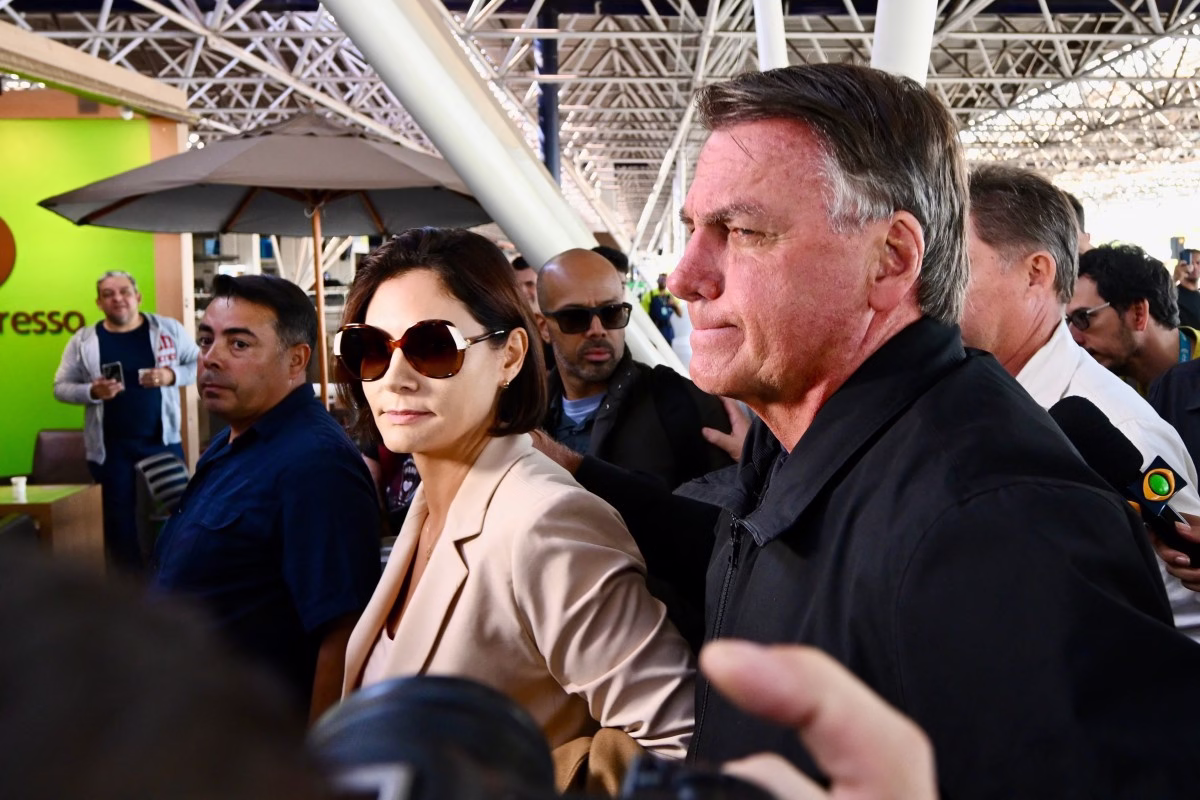 Bolsonaro reúne aliados em Brasília para ver posse de Trump pela TV
