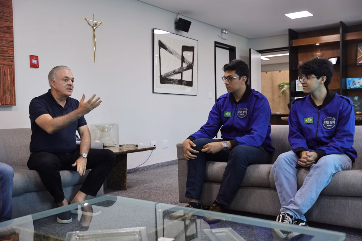 Prefeitura de Uberlândia recebe estudantes que venceram prêmio da Nasa