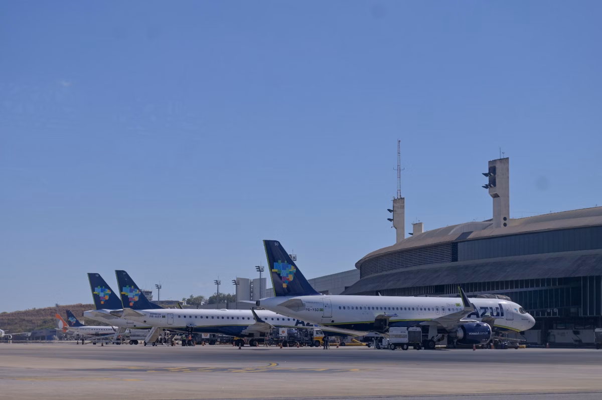 Aeroporto de Confins tem caos em pousos e decolagens após avião travar a pista