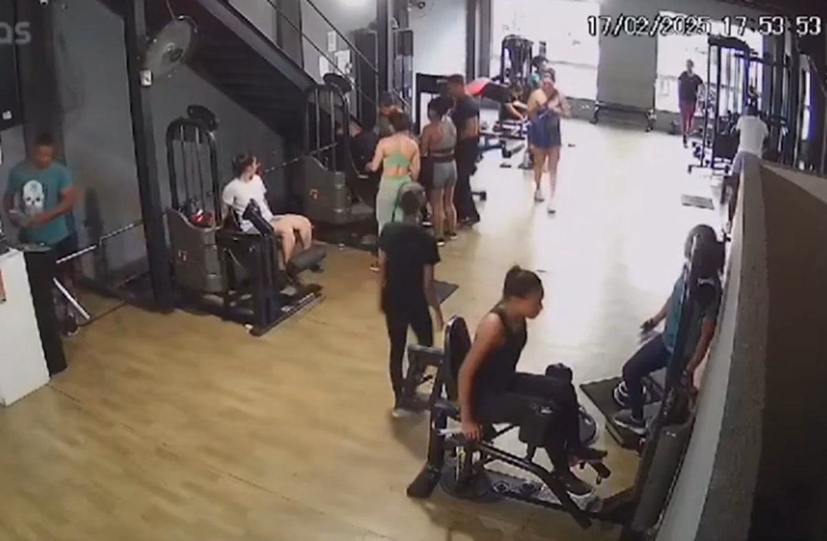 Mulher morre em academia durante exercício na cadeira extensora