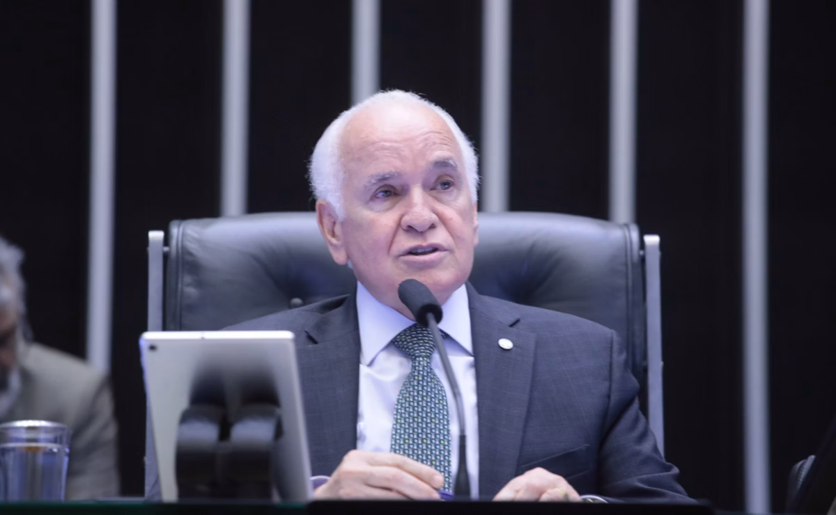 Gilberto Nascimento diz que bancada evangélica ‘é ideológica’, mas não descarta diálogo com governo