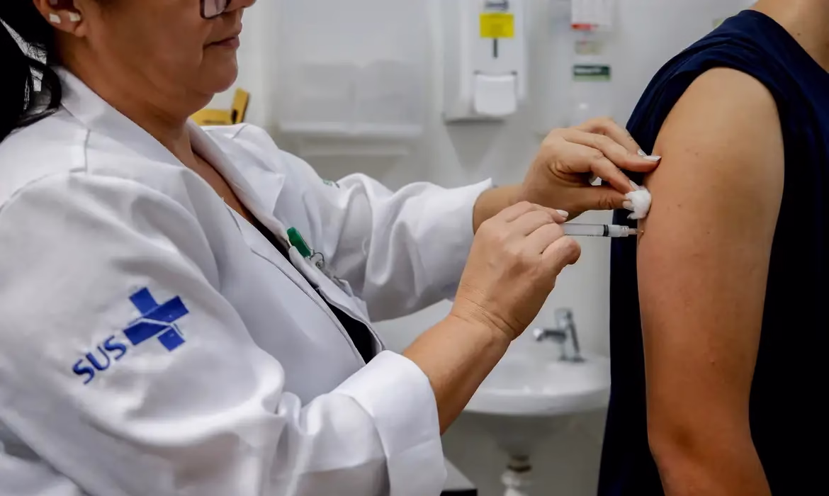 Ministério da Saúde amplia idade para receber vacina contra a dengu