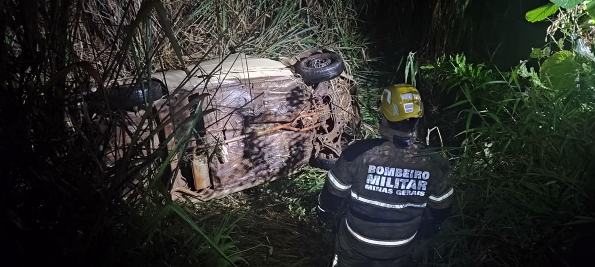 Homem desaparecido é encontrado morto embaixo de carro capotado em barranco
