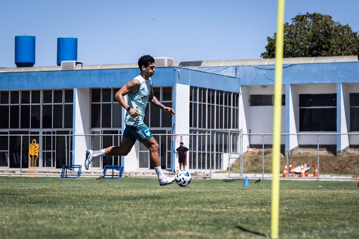 Em fase final de recuperação no Cruzeiro, Dinenno faz atividade com bola na Toca