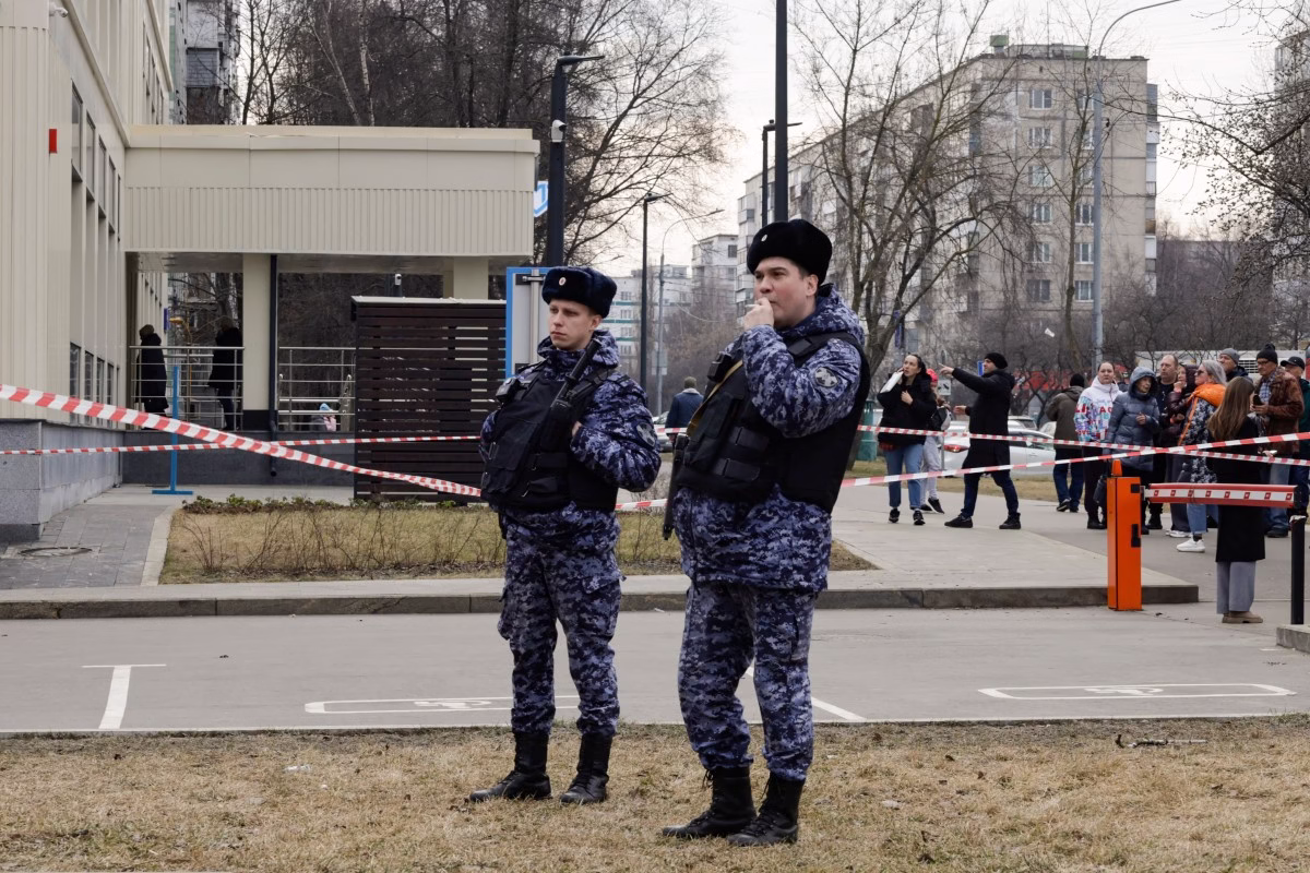 Ucrânia ataca Rússia com centenas de drones horas antes de reunião para discutir cessar-fogo