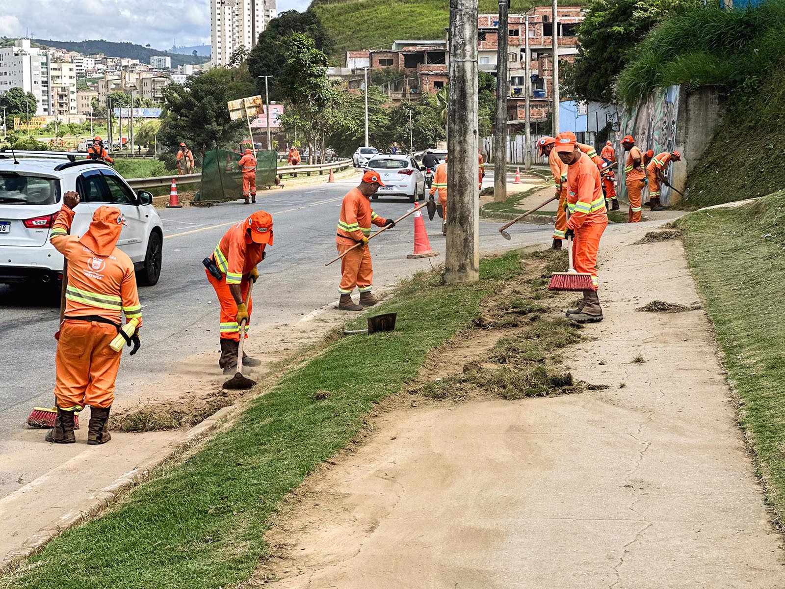 Prefeitura de Ipatinga inicia a semana com grande força-tarefa de limpeza na avenida Maanaim
