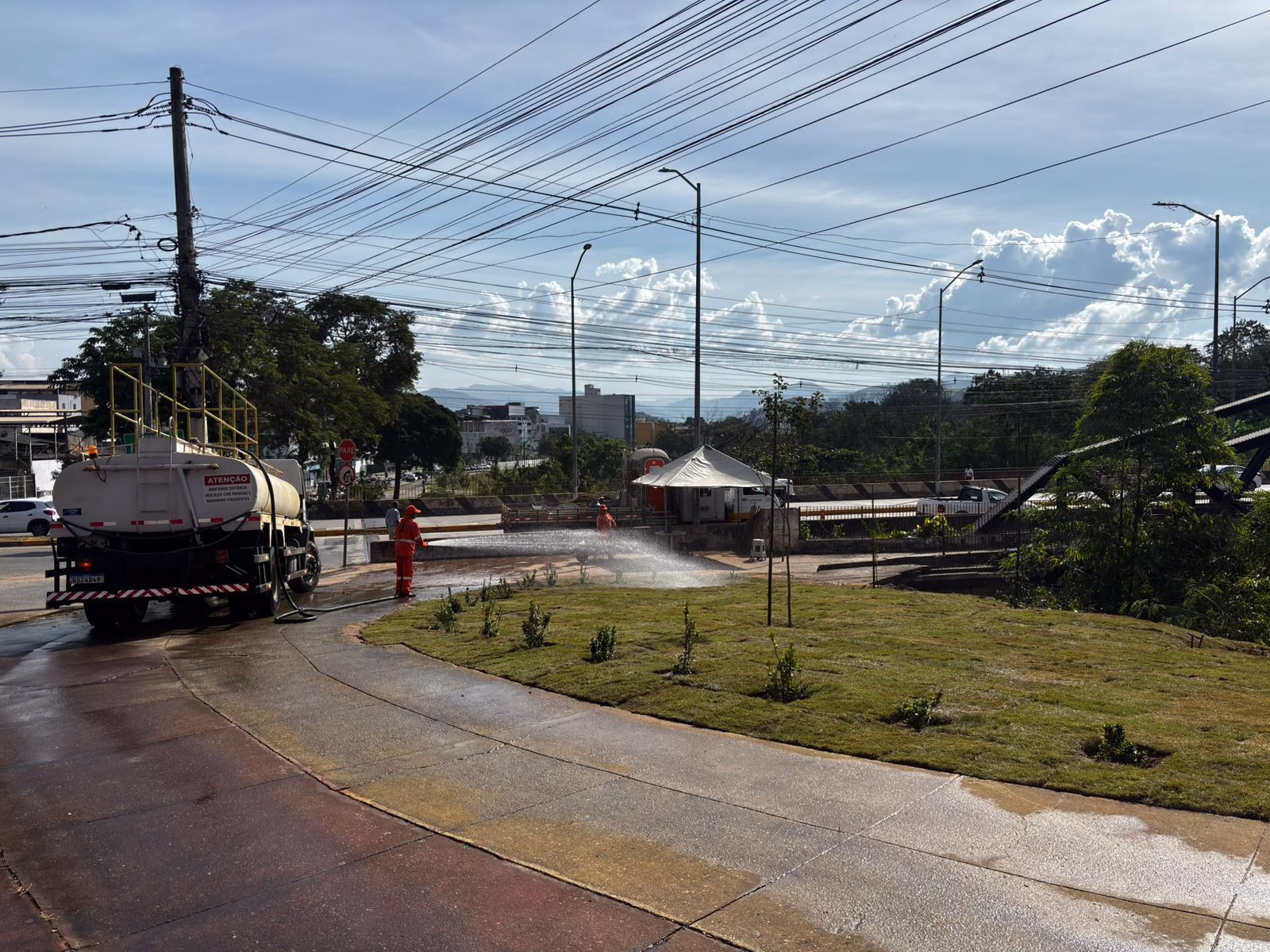 Prefeitura recupera área degradada usada como ponto de descarte irregular entre os bairros Veneza e Centro