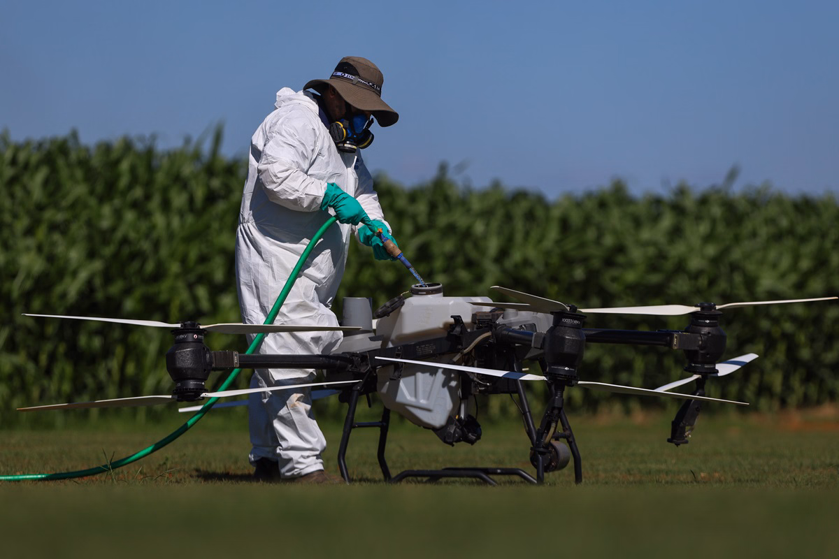 Produtores de MG adotam de vez os drones para aplicar defensivos, evitar perdas e monitorar áreas