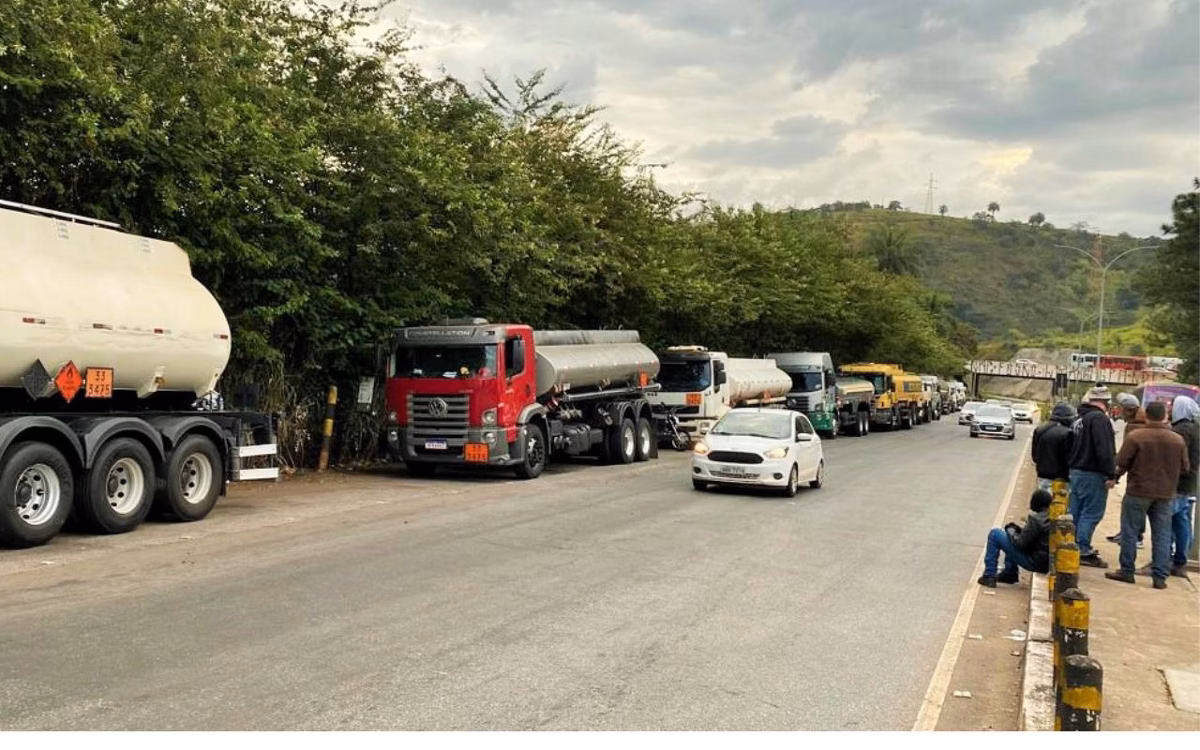 Caminhoneiros entram em greve em Minas e podem afetar distribuição de combustível; acompanhe
