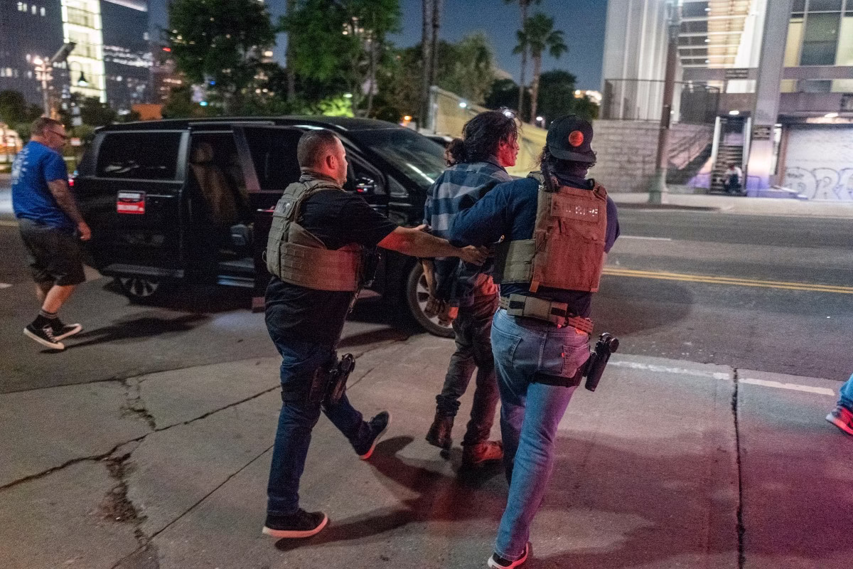 Após toque de recolher, polícia prende manifestantes em Los Angeles