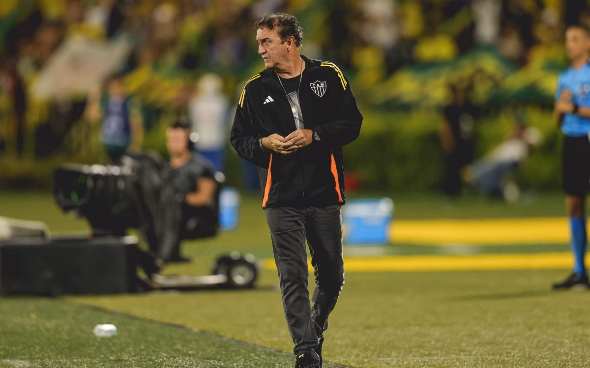 Cuca lamenta injúria racial sofrida por Caio em vitória do Atlético: “Tem acontecido sempre”