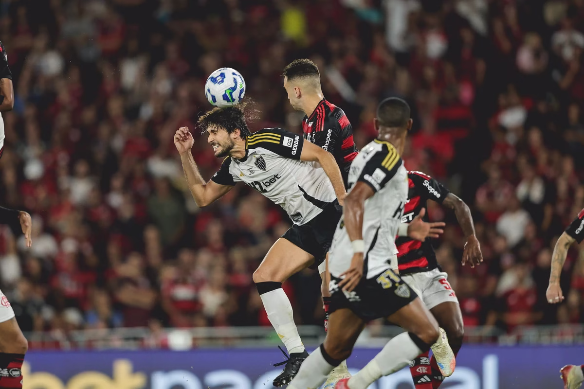 Atlético sofre quatro gols de bola aérea em três jogos e Igor Rabello liga alerta