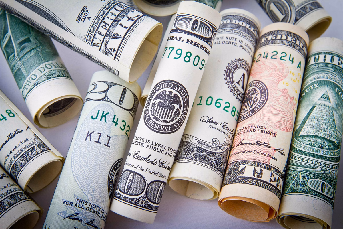 Dólar abre semana em alta com expectativa do ‘farifaço’ e após acordo entre EUA e União Europeia