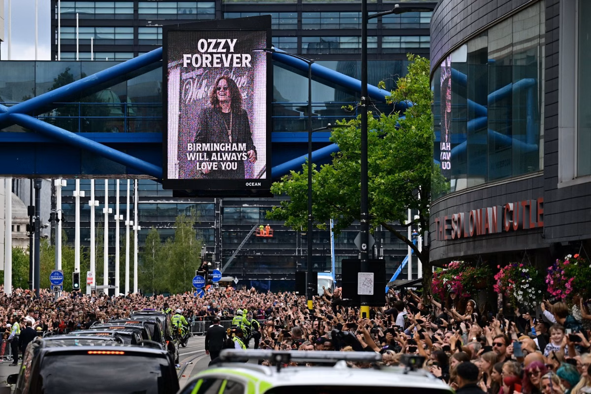 Cidade britânica de Birmingham se despede de Ozzy Osbourne; confira como foi o funeral