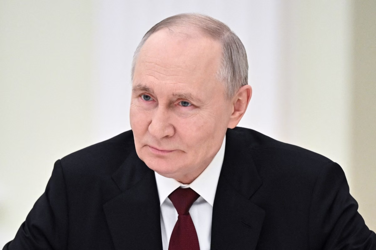 Ucrânia bombardeia fábrica de armas russas com drones, a 1.000 km da fronteira, e afronta Putin