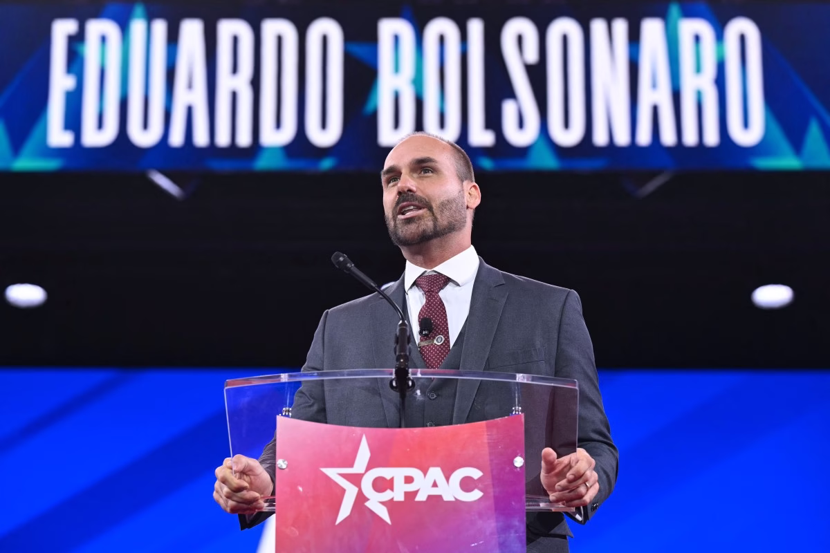 Eduardo Bolsonaro reforça que tarifaço de Trump está relacionado ao pai: ‘Tem valido a pena’