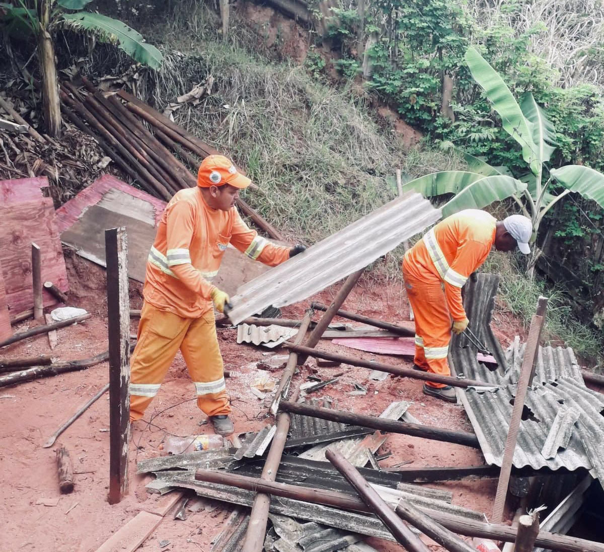 Prefeitura de Ipatinga remove construções irregulares e retoma áreas públicas em operação