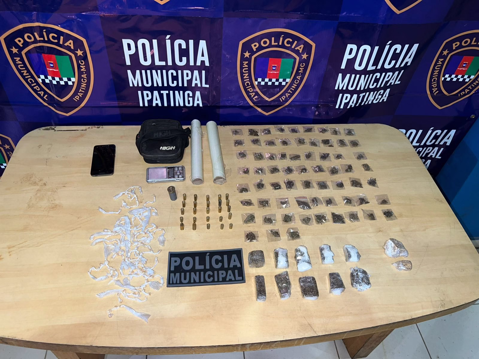 Polícia Municipal de Ipatinga prende dois homens por tráfico de drogas no Morro Santa Rosa