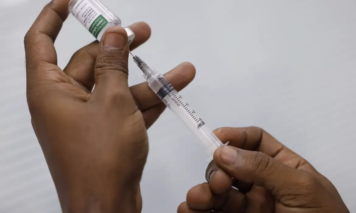 Vacinação despenca na Maré em dias de operação policial, aponta Unicef