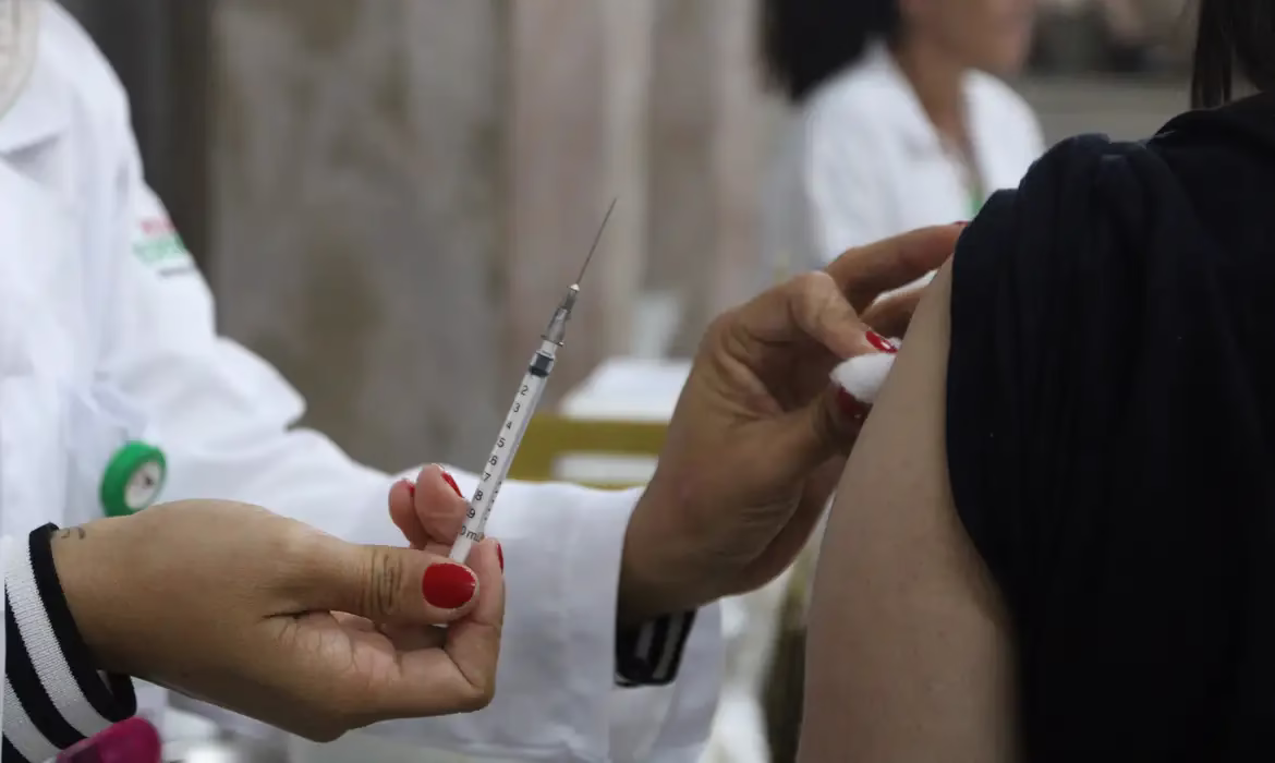 Vacina contra a covid-19 protege gestantes de complicações