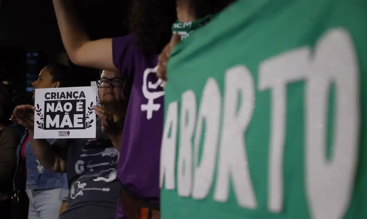 Sociedade pediátrica é contra projeto que dificulta aborto legal