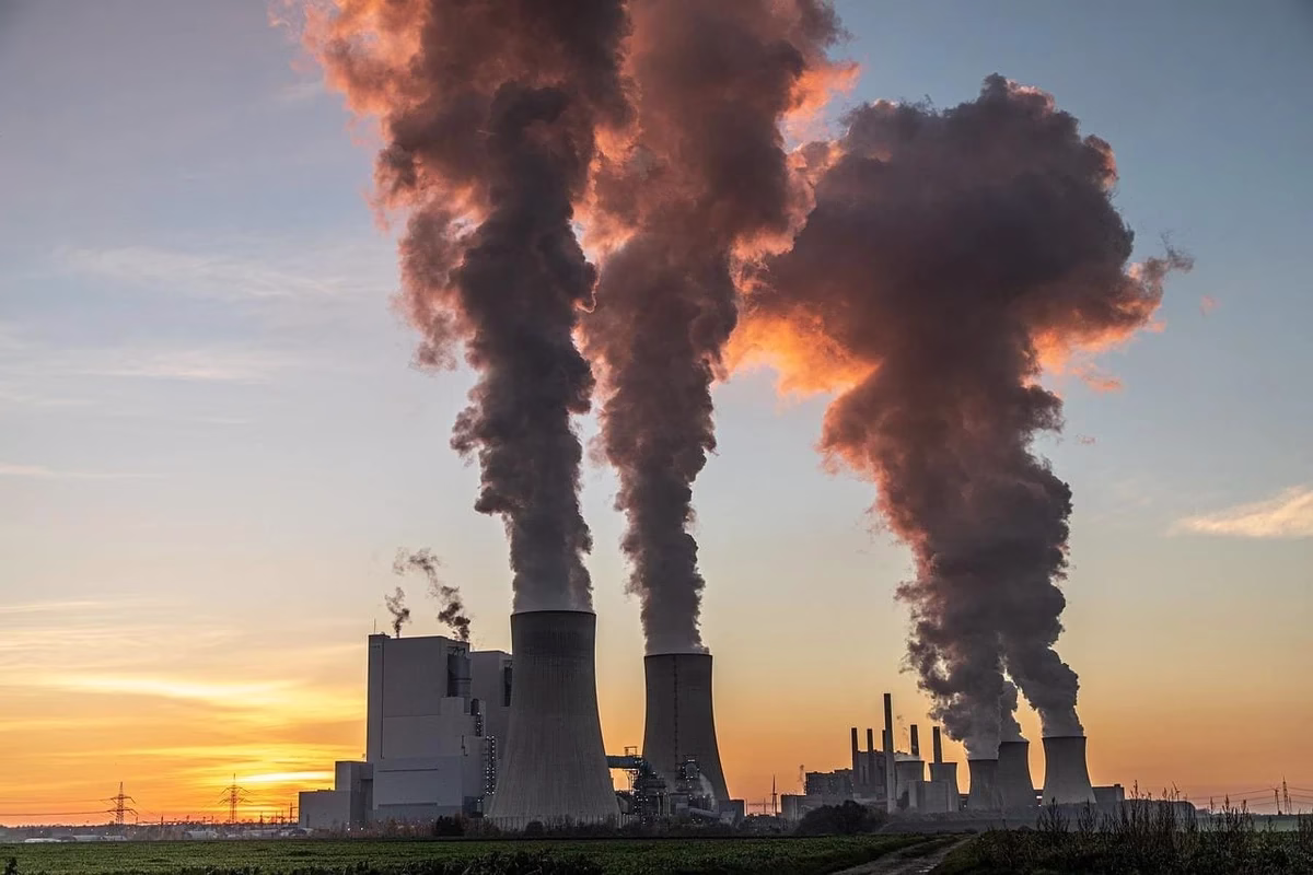 Emissões de CO2 geradas por combustíveis fósseis vão bater recorde em 2025, diz estudo