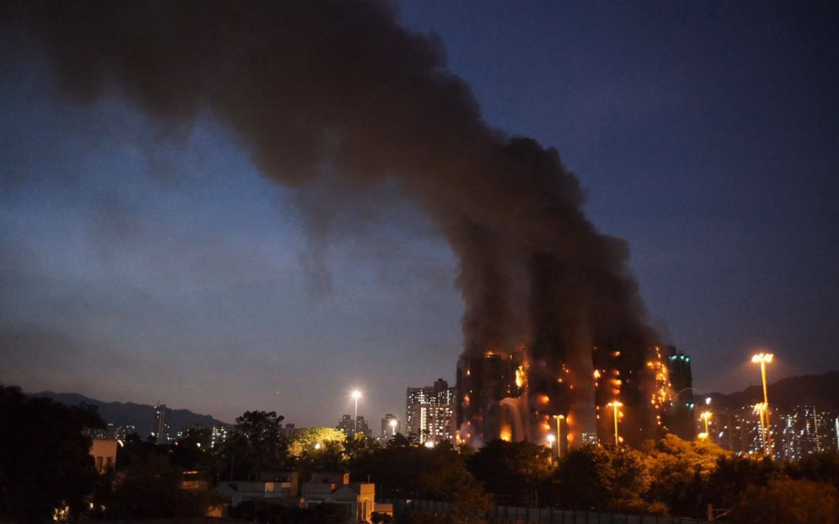 Incêndio em prédios residenciais deixa pelo menos 4 mortos em Hong Kong, e moradores ficam presos