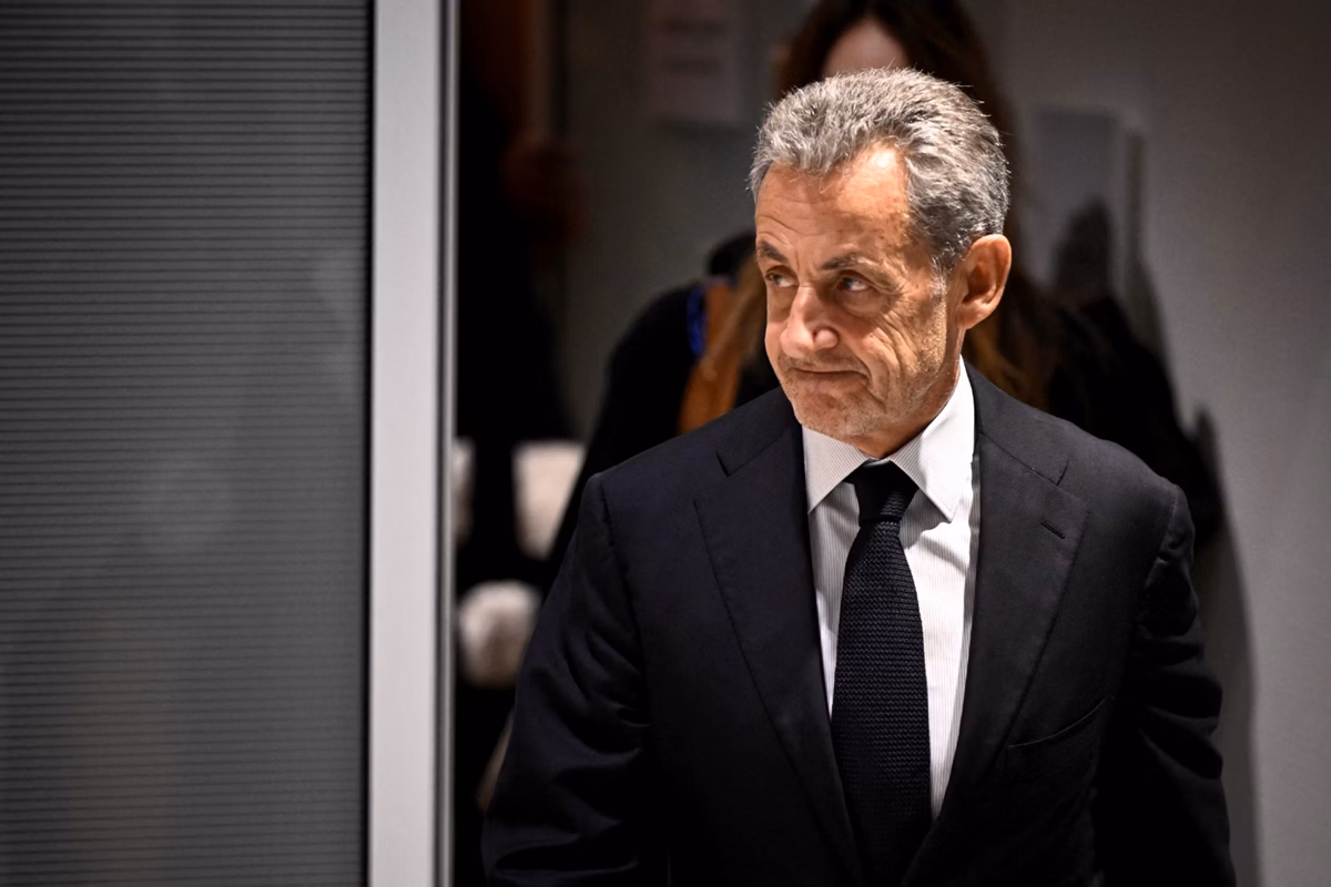Ex-presidente Sarkozy deixa prisão na França após 20 dias