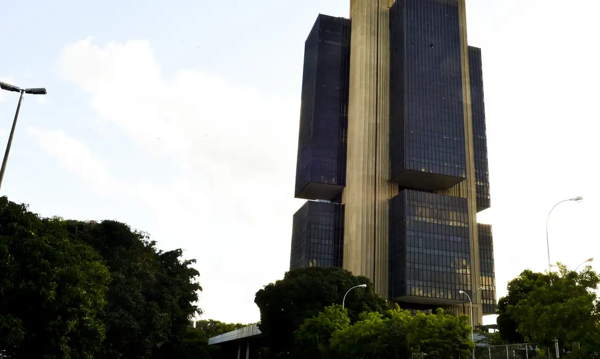 Juros do crédito pessoal e cartão rotativo avançam para as famílias