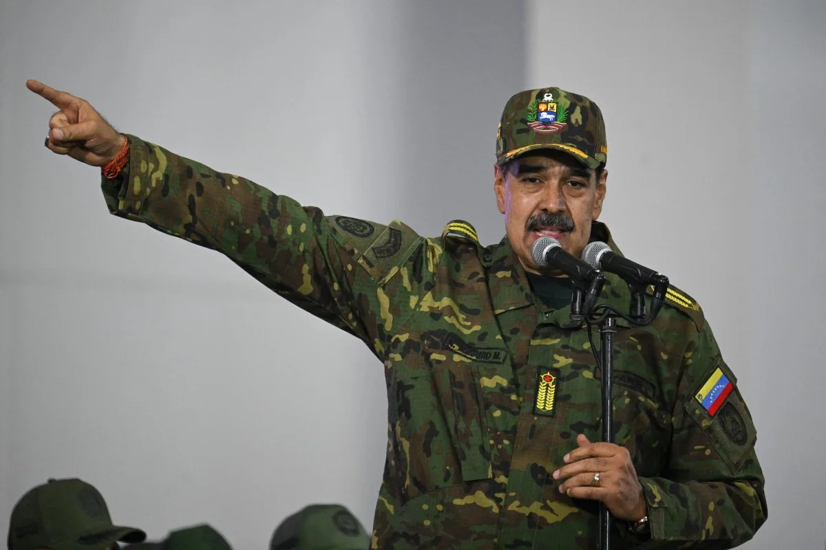 Ditador da Belarus oferece asilo a Maduro em meio a tensão com Estados Unidos