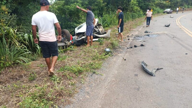 Colisão entre dois carros e carreta deixa oito feridos na LMG-404, em Taiobeiras
