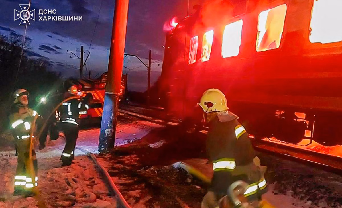 Bombardeios russos matam 11 pessoas na Ucrânia e atingem trem de passageiros