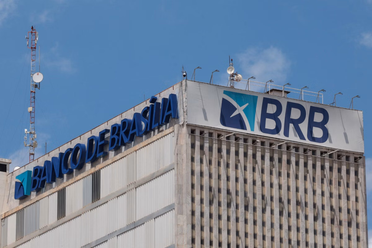 Justiça manda bloquear ações do BRB ligadas a investigados no caso Master