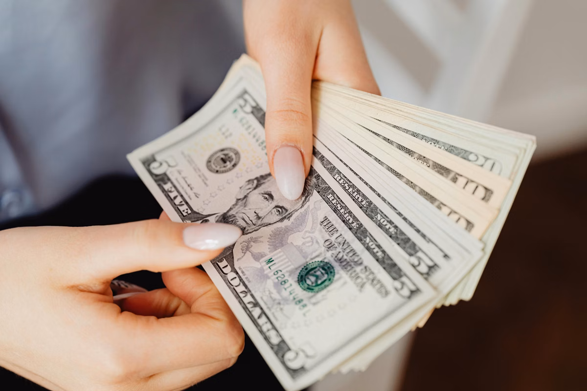 Dólar fecha em R$ 5,28 com preocupações sobre Oriente Médio