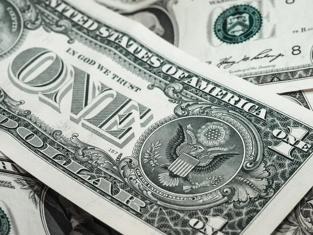 Dólar cai 1,6% e fecha em R$ 5,23 com alívio externo