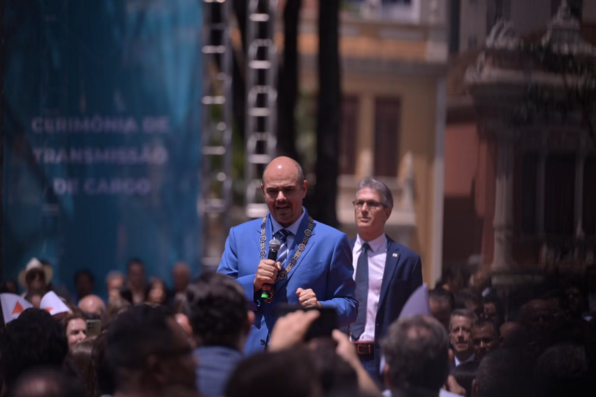 Estratégicos para a eleição, Damião e Nikolas faltam à posse de Simões como governador