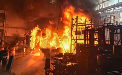Grande incêndio atinge distribuidora de tintas em Diadema (SP)