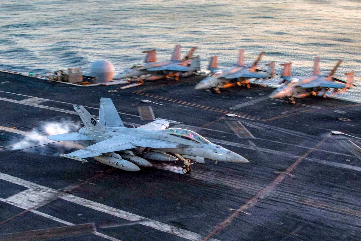 Irã lança mísseis contra porta-aviões americanos no Golfo Pérsico