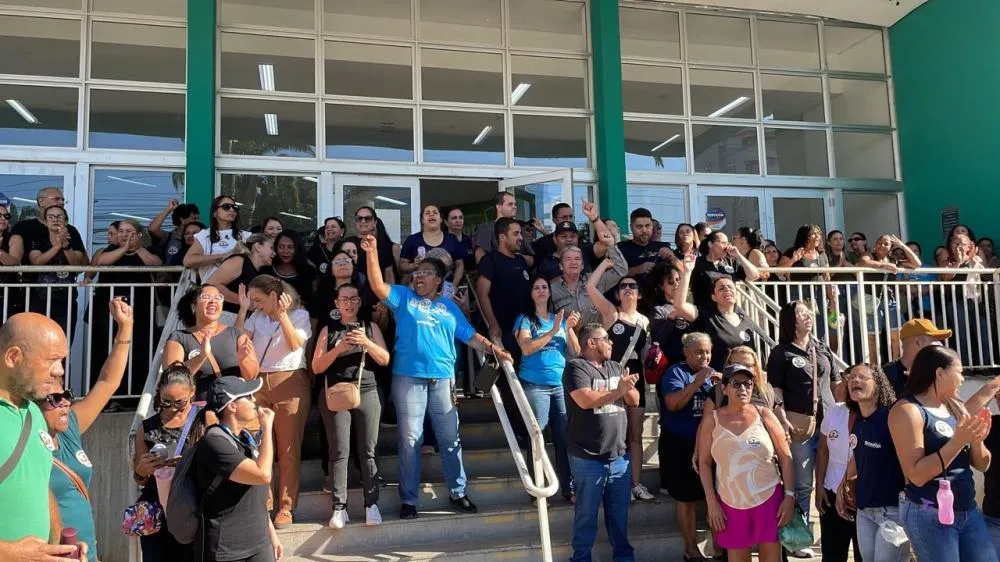 “Servidor na rua, prefeito, a culpa é sua”: servidores intensificam protesto na entrada da Prefeitura em Ipatinga