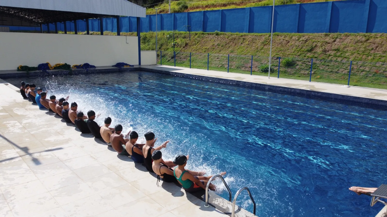 Prefeitura de Coronel Fabriciano implanta aulas de natação na Escola do Futuro