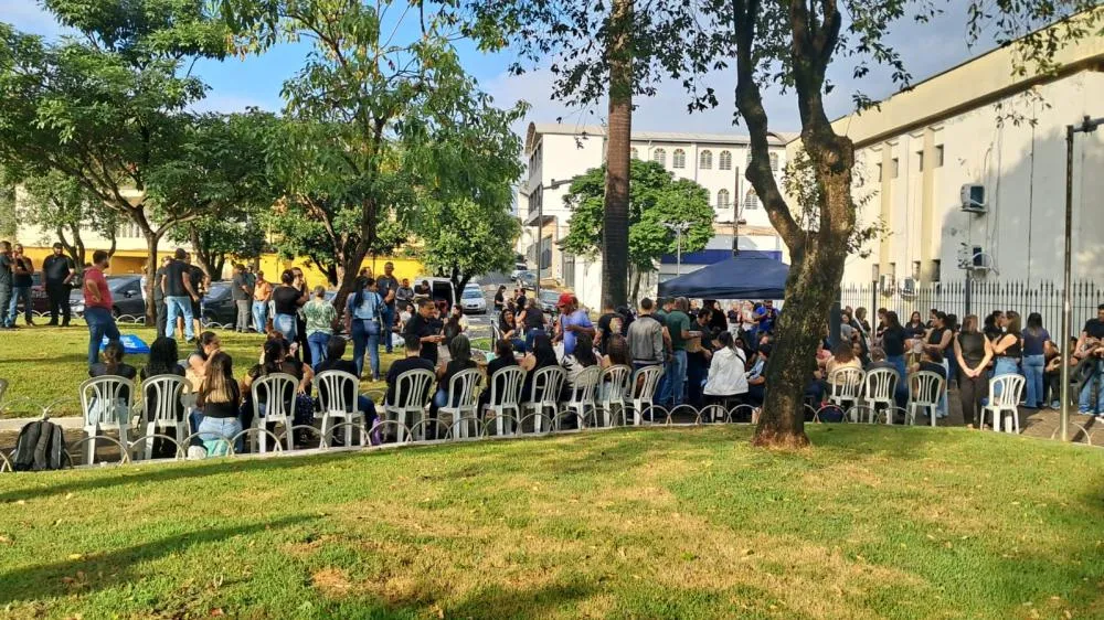 Greve dos servidores de Timóteo começa com mobilização em frente à Prefeitura