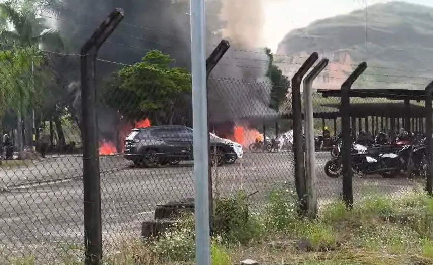 Incêndio em estacionamento da Aperam é controlado sem vítimas em Timóteo