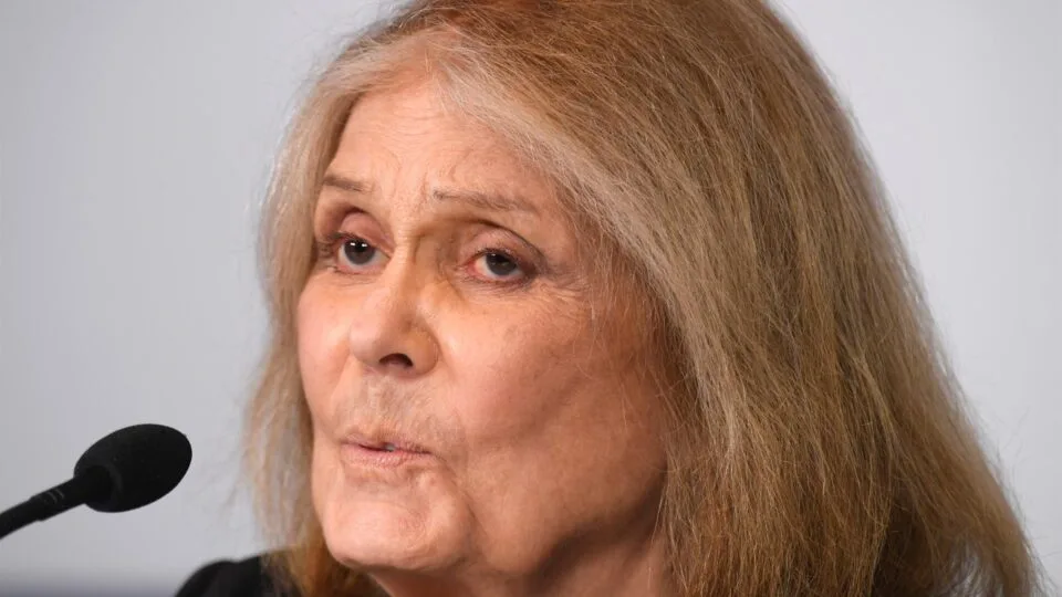 Jornalista Gloria Steinem, feminista e ativista pró-aborto, morre aos 92 anos