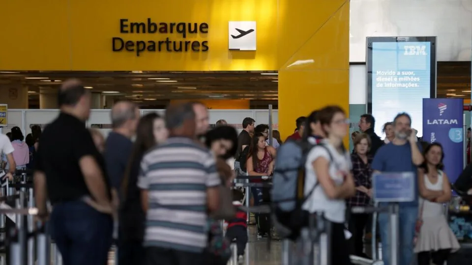 PF mira 21 por tráfico de drogas através da troca de etiquetas de malas no aeroporto de Guarulhos